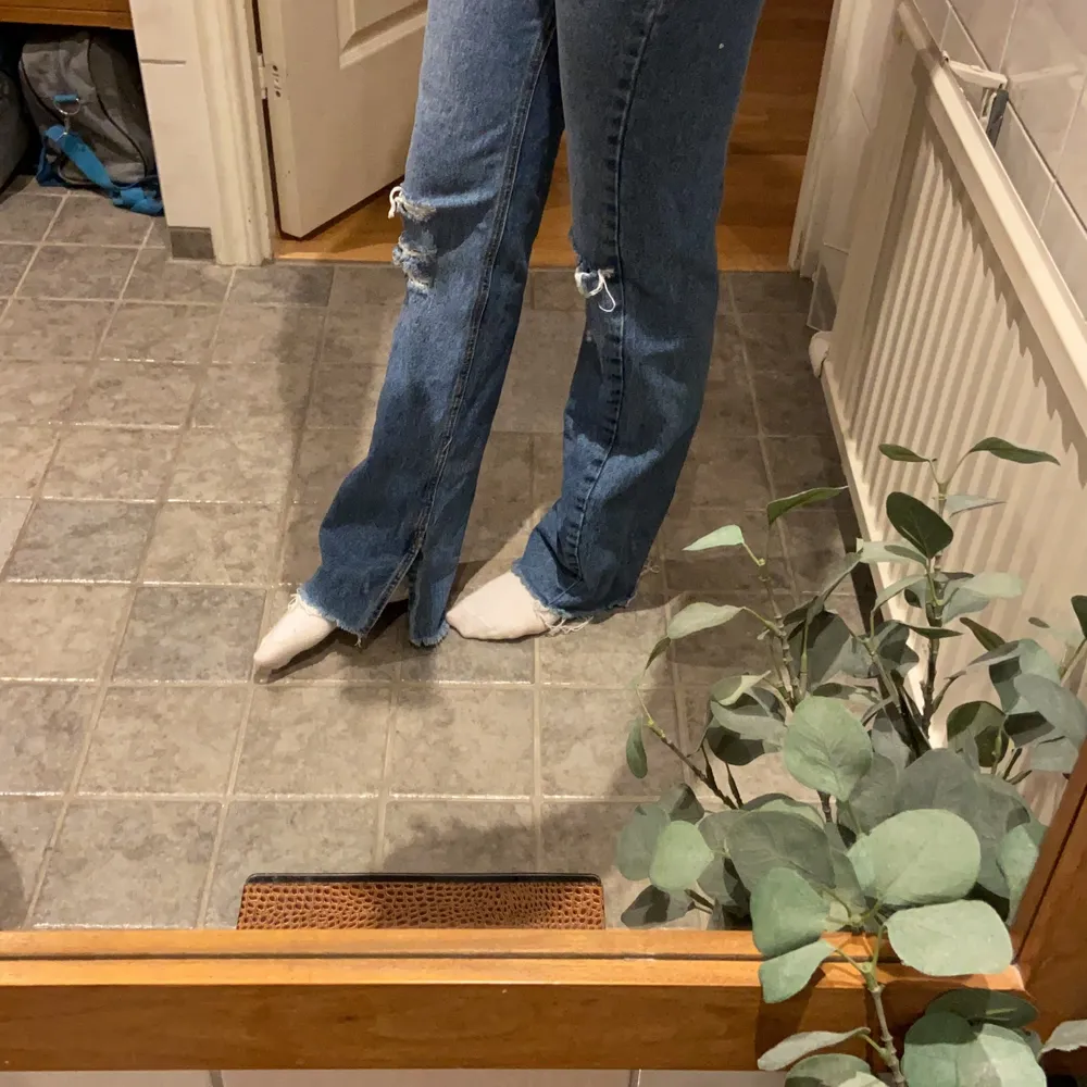 Jätte snygga pull&bear jeans i topp skick, långa i benen med slits längst ner😍💘 Storlek 36. Jag är 171cm lång. Jeans & Byxor.