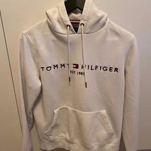 Tommy hilfiger hoodie  - Tommy hilfiger hoodie i bra skick förutom att det finns ett litet märke på facket vid magen kan skicka bilder om man vill. Storlek small. Nypris var nog 1000kr.