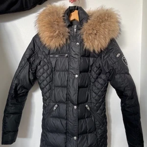 Rockandblue vinterjacka - Supersnygg svart vinterjacka från Rockandblue! Längden kallas för ”Beam mid” och det är med äkta päls. Du håller dig garanterat varm under hela vintern med denna underbara jackan 💕 Använd under knappt 1 vinter, så den är som ny. Köptes ny från Miinto för 3800kr och säljer för 1300 + frakt om köparen inte kan hämta plagget i Helsingborg.