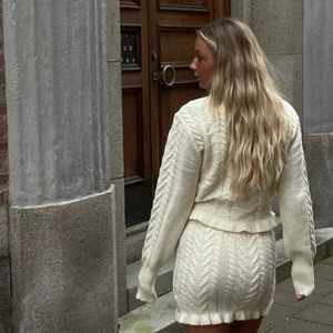 Stickat set - Superfint stickat set ( kjol och tröja ) 