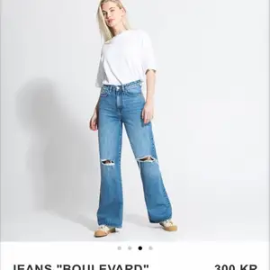 Säljer 2 par nästan helt nya jeans jätte fina och så ett par är i xxs och ett i xs 