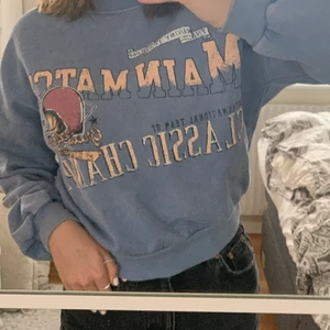 Collage tröja - Jätte ball tröja som är en aningen croppad. Coolt tryck och fin färg (fråga om du vill ha en tydligare bild på färgen) näst intill oanvänd. Skriv vid frågor elr intresse. 150 + frakt🥰