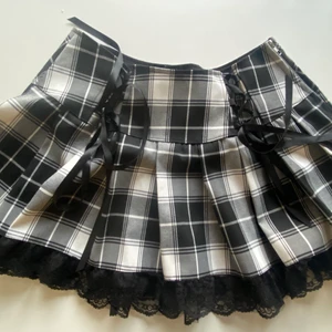 rutig kjol - rutig kjol från dollskill, supersöt men köpte fel storlek så passar inte mig, därav oanvänd