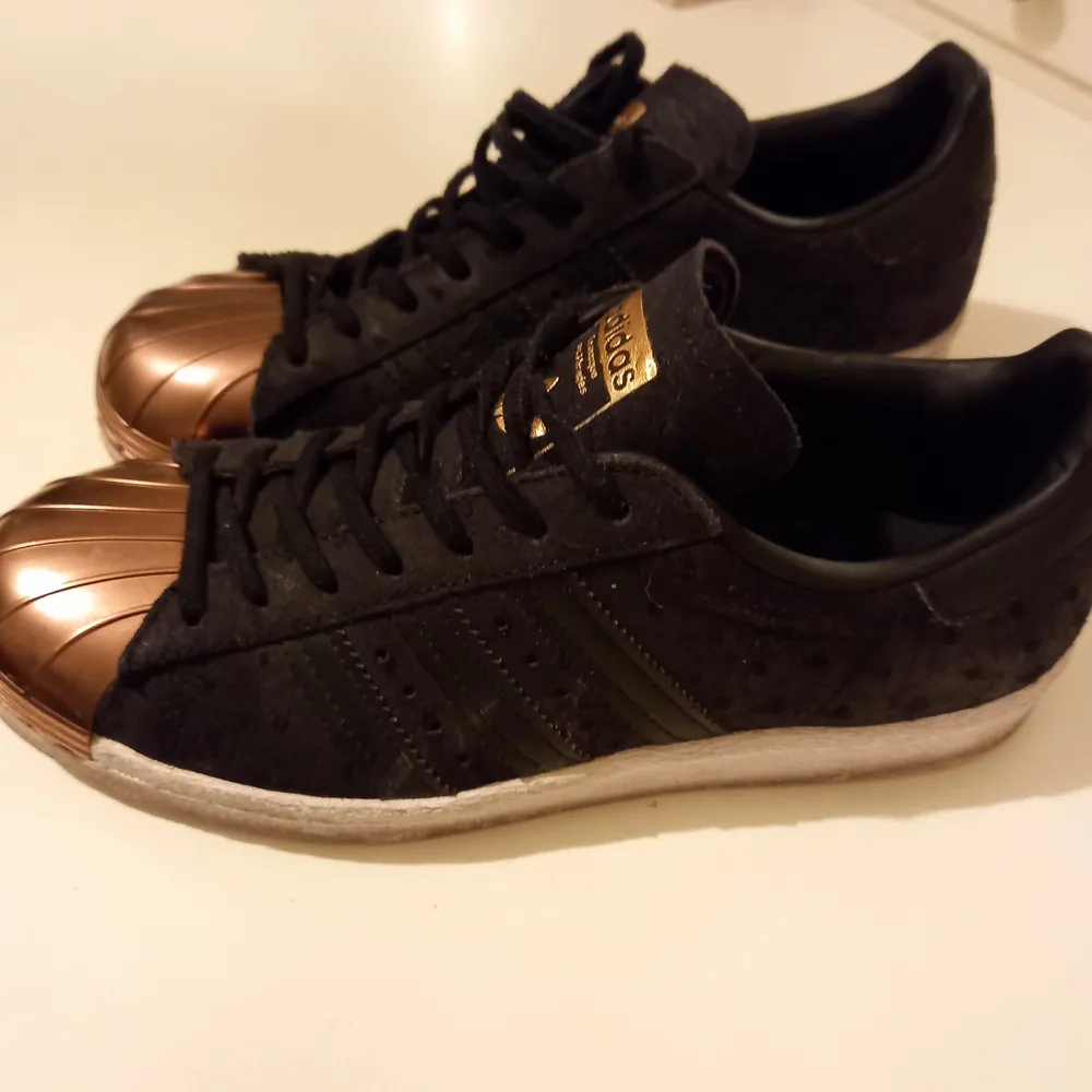 Nya Adidas skor ej använda med snygga guld detaljer . Skor.