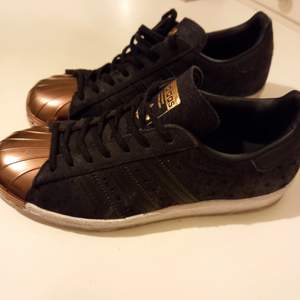 Nya Adidas skor ej använda med snygga guld detaljer 