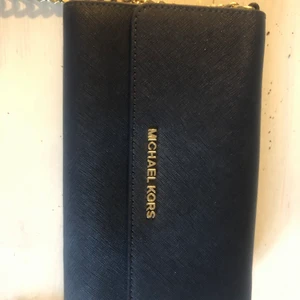 Axelremsväska michael kors - Använd en gång. Mått: Höjd: 12,5 cm Bredd: 19,5 cm