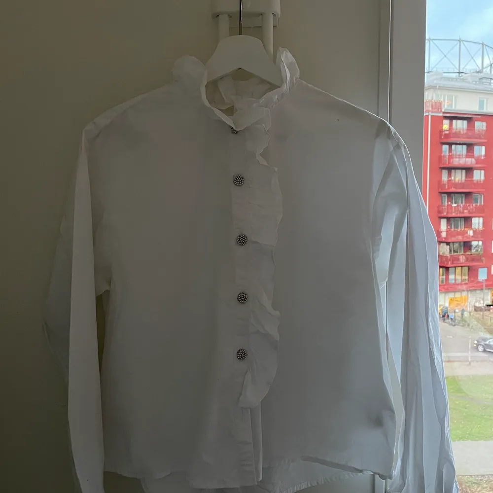 Fint vitt tröja, detaljerad knappar 🌸 Frakt tillkommer . Tröjor & Koftor.