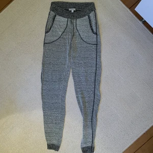 Härliga mjukisbyxor från Dagmar - Supersnygga byxor från Dagmar i tunt material. Väldigt härliga att gå i hemma men funkar också bland folk då de ser otroligt lyxiga ut, går alltså att klä upp eller ned💞 Frakt tillkommer