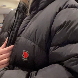 Fjällräven  - Säljer min svart fjällräven då jag köpt en ny. Den är super varm! I nyskick använd Max 10 ggr. Köp direkt 3500