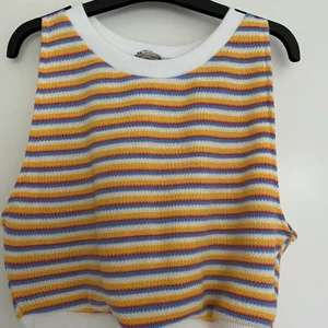 Zara topp - Säljer denna Zara toppen i stl S! Aldrig använd! 50kr+frakt! Hör gärna av dig vid fler frågor🧡🧡