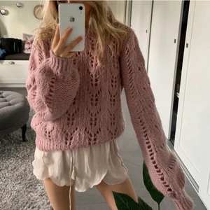 Collage tröja ☀️ - Superfin collage tröja från na-kd, köpt för 499 säljer för 199! Bra skick, inga slitningar elr misfärgningar. Kort sagt finns inga defekter! St S men skulle säga att den passar både en större samt mindre ! NEDSÄNKT PRIS!! Fynda fynda lol !! 👊🏻😍🤭🪅🙌🏻🙌🏻🎊