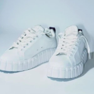 Eytys skor - Ett par jätte snygga vita skor från eytys. Köpta i september och sällan använda, storlek 37. Köpta för 1900kr på Vallgatan, säljer endast för bra bud ❤️ 