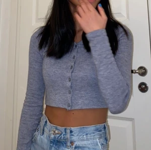 Kofta Zara - Säljer en jätte fin kofta från Zara i strlk S. Sparsamt använd och säljer pga använder inte längre. Frakt tillkommer, pm för fler bilder/intresse. 🤍