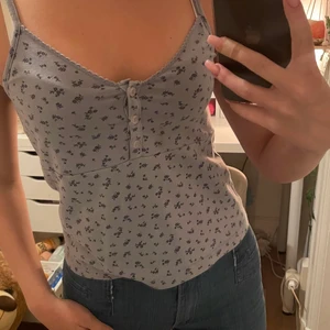 Blommigt linne - Linne från brandy i bra skick, nypris ca 220kr💕