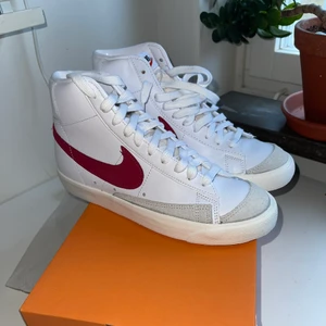 NIKE BLAZER mid 77 - Helt oanvända skor, anledningen att jag säljer dem är för att jag inte hann skicka tillbaka dom i tid pga liten storlek. 