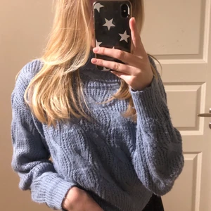 Stickad tröja - Superfin blå stickad tröja från mango, säljes då den inte kommer till användning💙