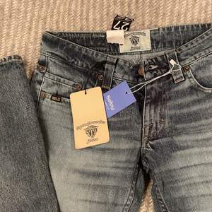 Säljer dessa skitsnygga lågmidjade jeans från tiger of sweden då är de är för små för mig🕺🏻 Köpta på sellpy men är i nyskick, alla lappar sitter kvar❤️‍🔥  Midjemått: 68cm innerbenslängd: 81cm