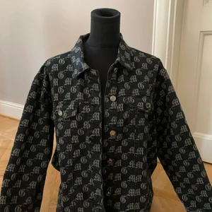 Jeansjacka - Jeansjacka med mönster. Lite oversized