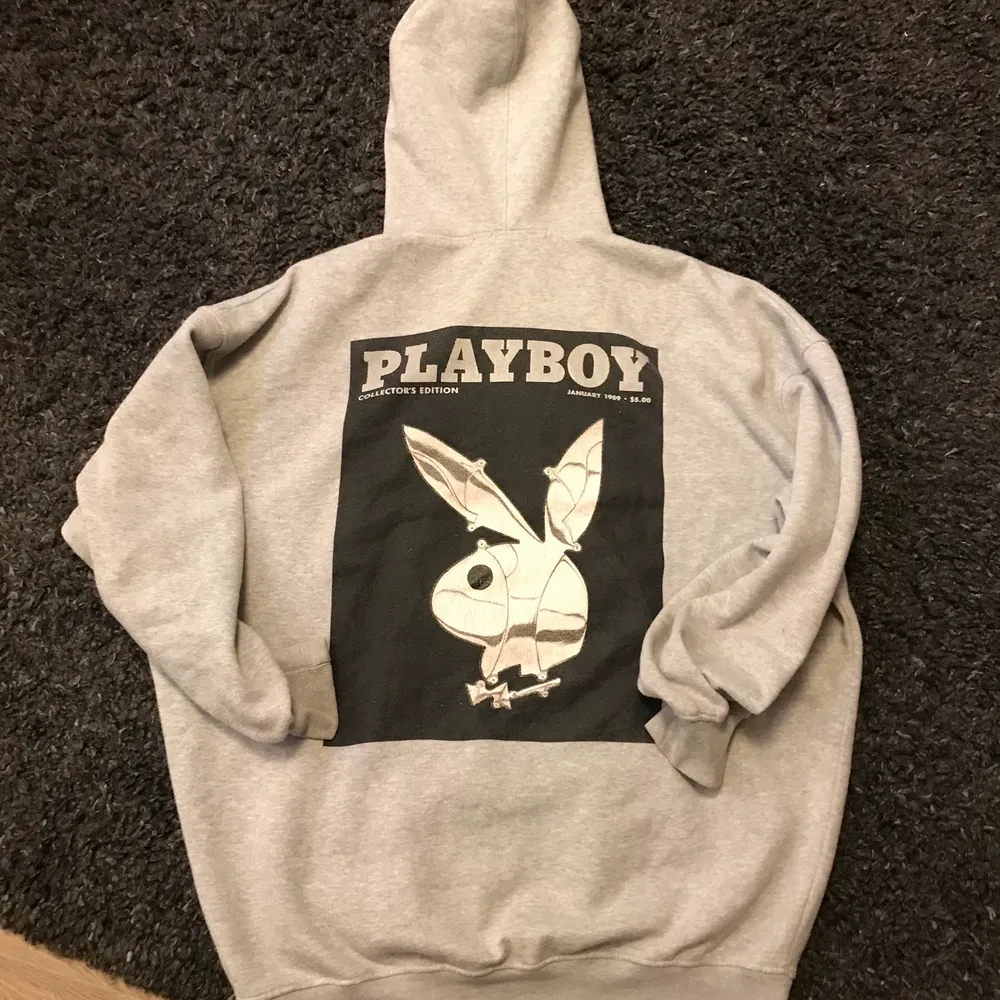 Cool oversized Playboy hoodie, säljs då den inte kommer till användning längre , storlek M men passar de flesta storlekar beroende hur man vill ha passformen. Hoodies.