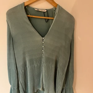 Blus från Zara passsar  - Snygg blus från Zara, använd fåtal gånger. Passar XS för oversize fall eller en mindre M. 