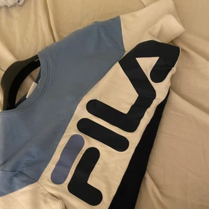 FILA t-shirt - Oversized Fila t-shirt, använd ett par gånger funkar perfekt till alla årstider! Fler bilder kan skickas om det önskas❤️