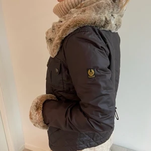 Skinnjacka med päls - Säljer min supersnygga Belstaff jacka som är prefekt nu till vintern. Väldigt mjuk äta päls i kragen och på armarna. Nypris: 4899kr Kan gå ner i pris vid snabb affär. 