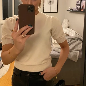 Ljus topp - Ljus gul/benvit topp från NA-KD. Köpt från Misslisibells kollektion. Storlek S. Använd men i normalt/bra skick. 