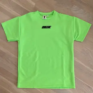Supersnygg Billie Eilish Blohsh limegrön tröja. Köpt på hennes pop-up shop i Sturegallerian 2019. Endast testad då den inte passade i storleken. Kan mötas upp i Stockholm City eller skickas på post, köparen står för frakten 🥰