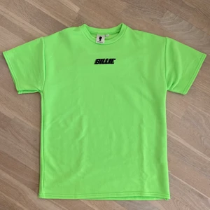 Billie Eilish Blohsh Limegrön Tröja - Supersnygg Billie Eilish Blohsh limegrön tröja. Köpt på hennes pop-up shop i Sturegallerian 2019. Endast testad då den inte passade i storleken. Kan mötas upp i Stockholm City eller skickas på post, köparen står för frakten 🥰
