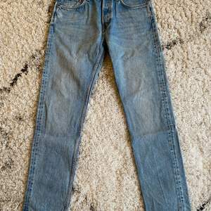 Ett par weekday jeans, modellen Pine, storlek W29 L30. Dem är i bra skick och det är inga fel på dem. Skriv pm för frågor eller annat :)