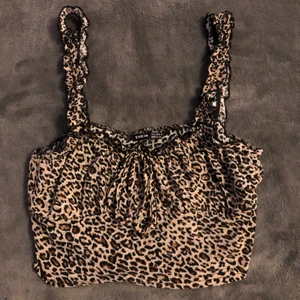 Topp - Superfin topp i leopardmönster från shein i storlek 36, toppen har även en rosett/knytning i mitten. Använd cirka 2 gånger och har bra skick och är även stretchig. Betalning sker vi swish och du står för frakten💓💓