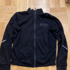 Hugo boss kofta  - En väldigt fin Hugo boss kofta den finns inte längre eftersom att det är en äldre modell