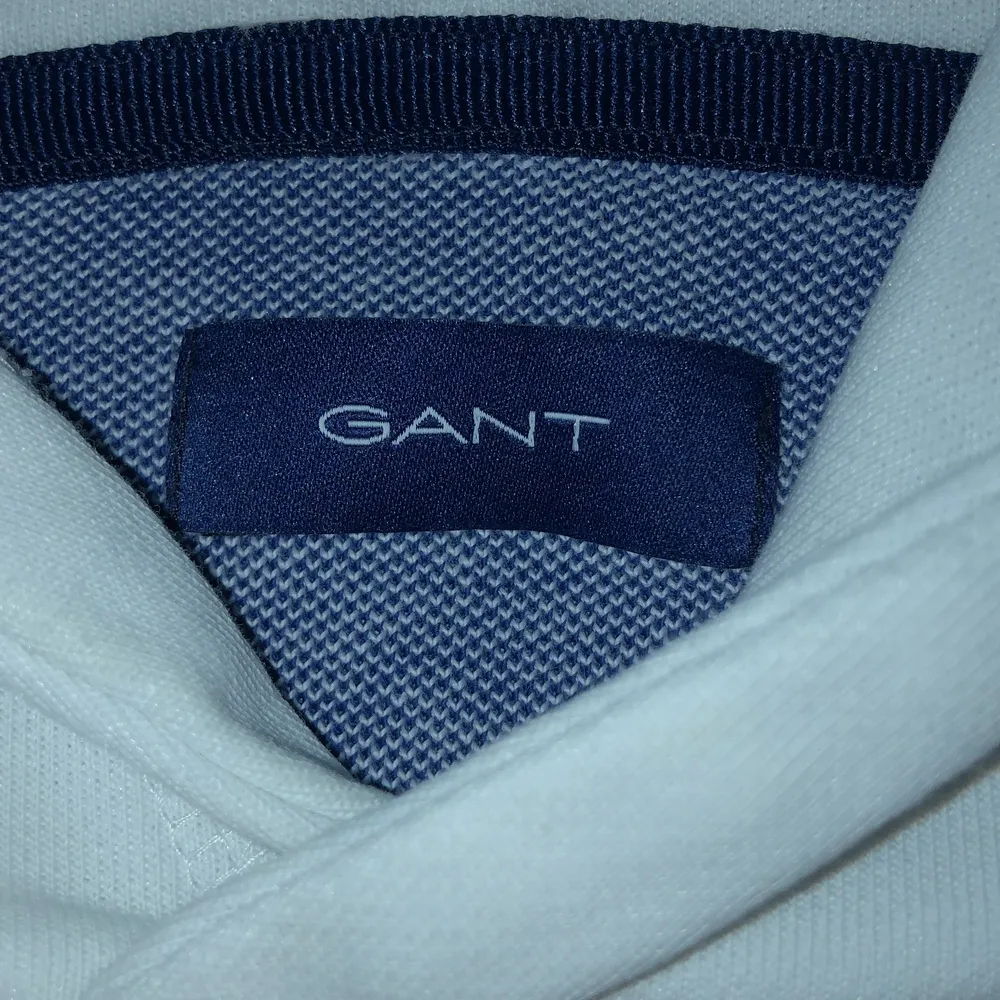 En vit super snygg Gant hoodie som är använd ganska många gånger. Det finns ett pyttelitet hål i den vänstra ärmen men den syns knappt🤍 köpt för 300 och säljer för 79kr+frakt. Storlek XS💕 Kom privat för mer information om du är intresserad😊🤍. Hoodies.