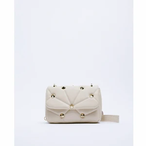 Zara väska - Säljer denna jätte fina väska från zara då den inte används! Jätte bra skick då den endast användts ungefär 3 gånger🤍 200+frakt