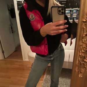 Väst - Monclear väst i en så fin röd färg. Ascool. Förmodligen inte äkta därav priset❤️
