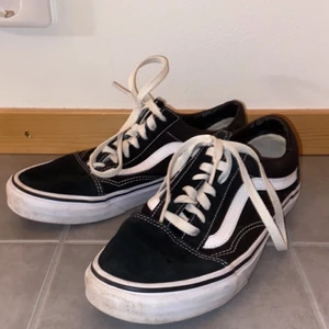 Vans old skool - Svarta vans Old Skool modell, storlek 38. Relativt använda men i gott skick! 😊