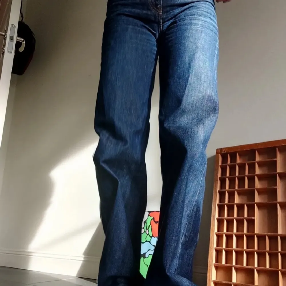 Ett par Levis jeans i modellen Ribcage wideleg. Använda men i gott skick utan hål, fläckar osv. Storleken är w25 L34. Perfekta för lite tightare midja men ändå baggy i passformen. Jeans & Byxor.