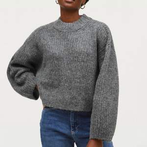 Mörkgrå stickad tröja från Gina tricot. Kommer inte till användning längre❤️❤️ storlek L men sitter super fint på mig som är en storlek s, därav lite oversized!