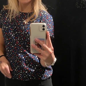 Tommy Hilfiger t-shirt - Säljer denna fina Tommy Hilfiger t-Shirt som inte längre kommer så mycket till användning💕 
