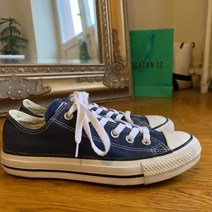 Marinblå converse - Säljer dessa låga marinblå conversen i storlek 38. 150kr + frakt.