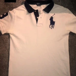 Billiga skjortor - Knappt använda i bra skick. Den första skjortan har dock krympt och passar M även om storleken egentligen är XL