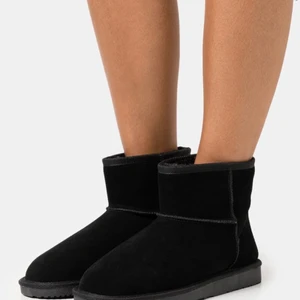 Skor - Säljer dessa ej typ använda boots, jätte fina men inte min stil. Tyckte domma bilderna va bättre på dom och dom är väldigt fina. För bilder på skorna jag säljer kontakta mig för att se just dom