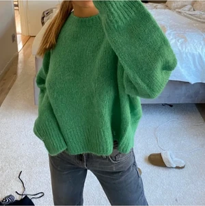 Stickad grön tröja - En jätte fin stickad grön tröja från H&M. Använd ca 2 gånger och är i väldigt fint skick. Har den i stl M men skulle säga att den passar S-M. Buda privat till mig. Budet ligger på 400kr