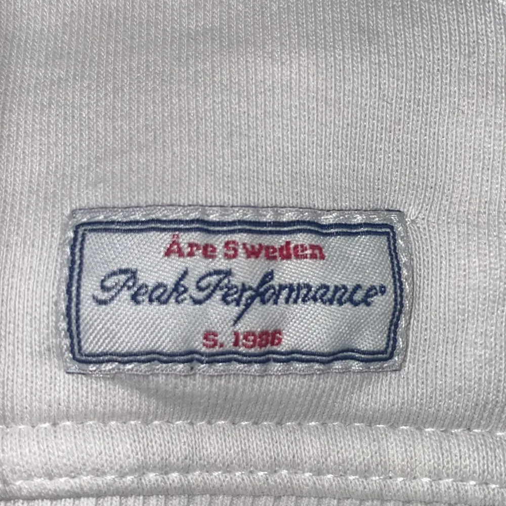 Säljer min vintage hoodie från peak performance 1986 i storlek S passar M och XS också. Den är i bra skick och väntar på en ny ägare 💙. Tröjor & Koftor.