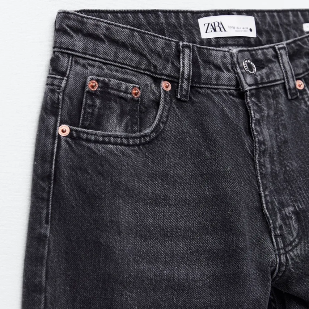 Superfina slutsålda jeans från Zara i stl 36! Midwaist i urtvättad svart färg. Helt oanvända! Kan mötas upp i Uppsala. Frakt står köparen för💕💕. Jeans & Byxor.