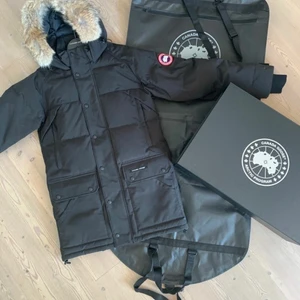 Canada Goose S/P Måste bort! - Säljer goosen, pga behov av pengar. Passa M.     Akut, gäller djurvård. Så priset är redan skamligt lågt. Den är knappt använt, snabb affär prioriteras. Vid köp av leverans gäller Swish före leverans. Bokar frakt online i samband med betalning. Mvh