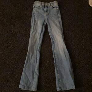 Bootcut jeans ifrån DRDENIM. Säljer för de är för små för mig. 