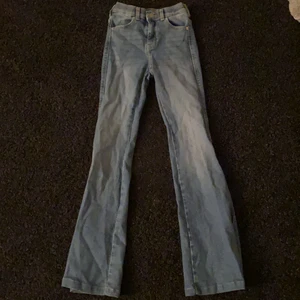Bootcut jeans  - Bootcut jeans ifrån DRDENIM. Säljer för de är för små för mig. 