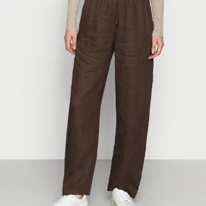 Arket byxor - Favvobyxorna från Arket, ett par linnebyxor i lite tjockare material. Går perfekt ner till anklarna på mig som är 168. Knytning i midjan som kan justera storleken. Väldigt sparsamt använda så iprincip i nyskick. Passar s-m. Pris exkl frakt, nypris 679kr säljes för 350kr