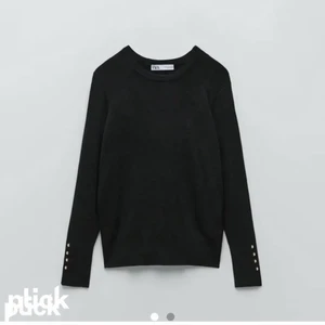 Svart zara tröja med knappar  - säljer min svarta zara tröja med knappar på.💗 väldigt skön och tjock. Använt några gånger men kommer inte till användning längre. 💕 (sista bilden lånad) köp direkt för 250 ink frakt. Köparen står för frakten.